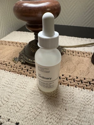 The Ordinary Niacinamide 10% + Zinc 1% - Testad fåtal gånger. Transparent ansiktsserum från The Ordinary med niacinamide 10% och zink 1%. Kommer i en frostad glasflaska med vit pipett. Perfekt för dig som vill ha en enkel och effektiv bas i din hudvårdsrutin.