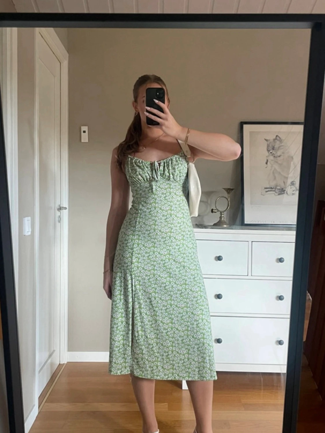 Grön blommig klänning med slits - 1