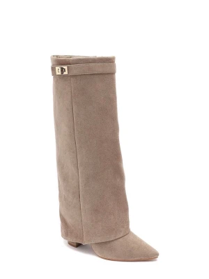 Boots - Jag säljer de här bootsen som inte kommer till användning. De är endast testade inomhus och kanske en gång på tomten✨ Färg Khaki