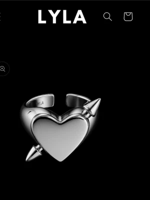 Lyla ring och halsband - Slutsålda lyla smycken, helt oanvända, aldrig rörda. Säljer pga att det blev dubbelt i julklapp. Orginal pris 538kr för båda nu säljer för 400 båda eftersom helt orörda. Superfina och snygga, trendiga smycken! Ringen är justerbar och no-size. :)