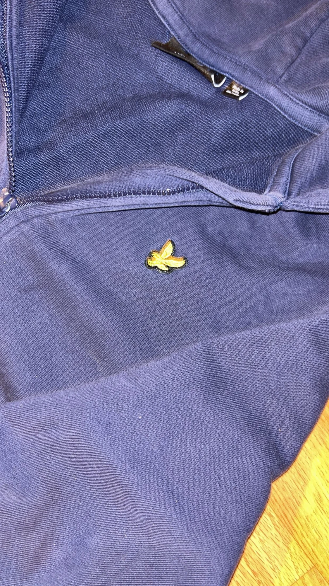 Marinblå hoodie från Lyle & Scott - 1