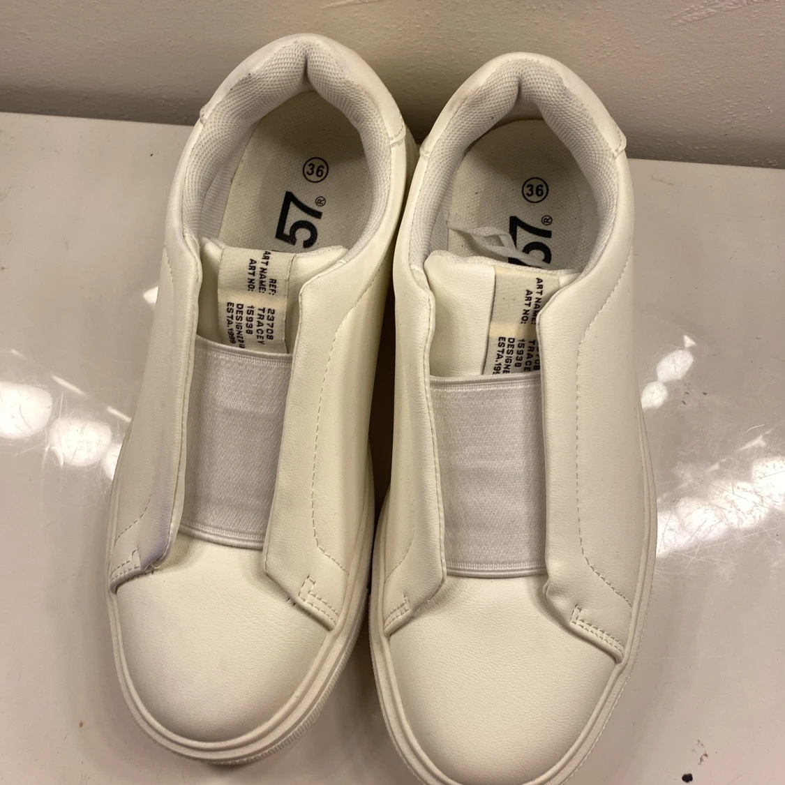 Vita slip-on sneakers från 157 - 2