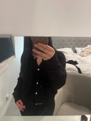 Svart stickad kofta med knappar - Mysig svart stickad kofta med silvriga knappar framtill 