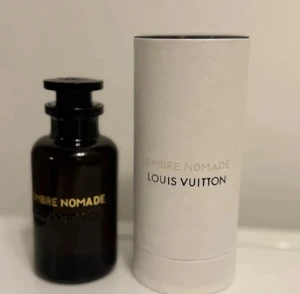 Louis Vuitton Ombre Nomade parfym - Lyxig parfym från Louis Vuitton, Ombre Nomade. Snygg och stilren flaska med exklusiv förpackning. Perfekt för dig som vill sticka ut med en ikonisk doft från ett av världens mest kända modehus.