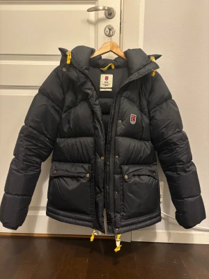 Svart Fjällräven Expedition dunjacka - Säljer min älskade fjällräven jacka i modell expedition down lite jacket dam i storlek S den är i super bra skick. Använd endast 2 vintrar och köpt på Länna sport 2023. Alla lappar som kommer med jackan följer med som bevis.Jag kan möjligtvis gräva fram kvittot om det behövs. Kan mötas i Stockholm eller hämtas upp i Haninge.😊 Fraktar EJ!