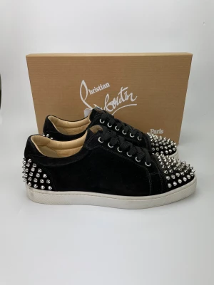 Louboutin skor(nyskick) - Hej! Säljer nu dessa svin snygga Loubs skor. Skorna är i nytt skick! Begränsat antal boxar och dustbag. Hör av dig vid frågor. 41 passar 42