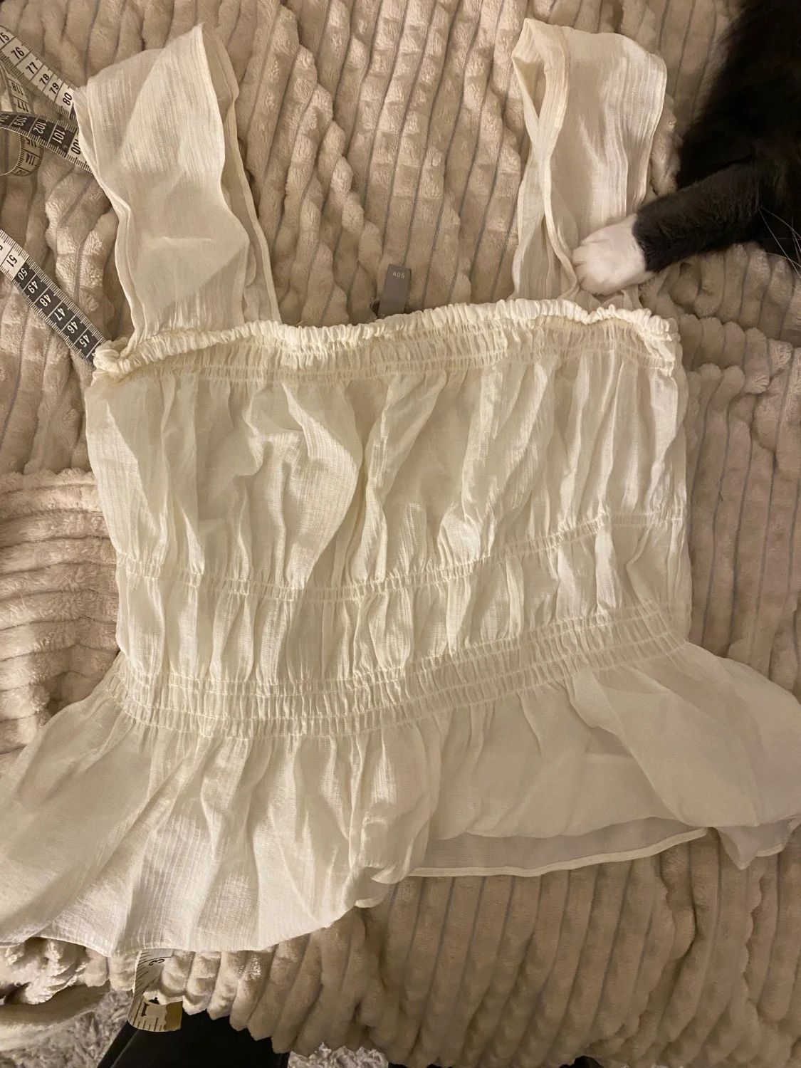 Vit volangig linnetopp från H&M strl XS