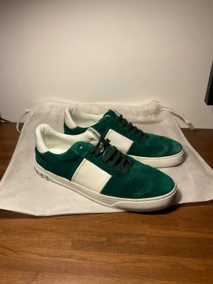 Valentino flycrews  - Snygga flycrew sneakers från Valentino Garavani i bra skick. 1 nit tappad men skickar med 3 stycken extra nitar på köpet. Storlek 45