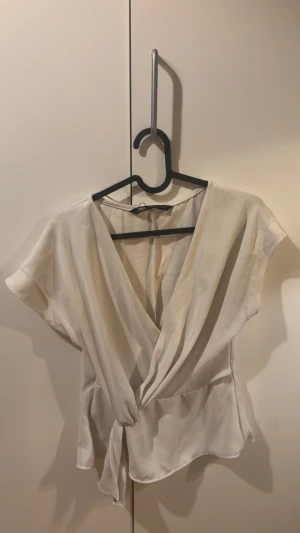 Vit topp/ blus från Zara  - storlek 34/xs kommer aldrig till användning säljer för 200!