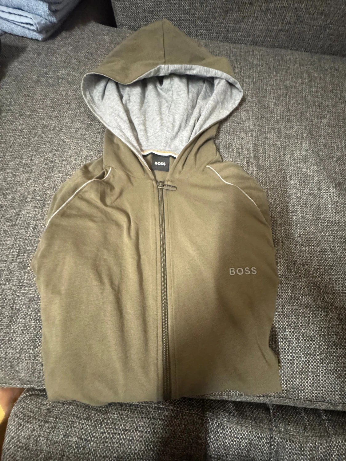 Olivgrön hoodie från BOSS, storlek M - 1