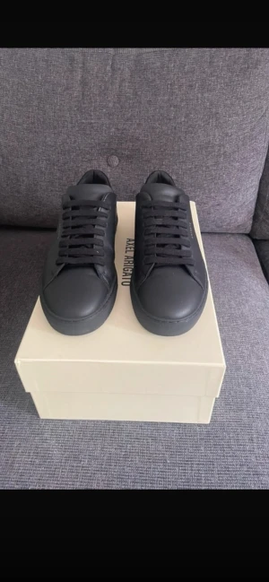 Axel arigato skor - Helt nya typ. Använde 2-3 gånger, jättesköna skor