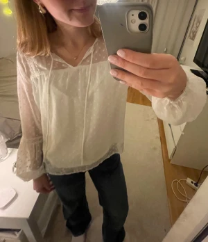 Helt ny vit blus! - Jättefin helt ny blus med prislapp kvar som tyvärr aldrig kommit till användning. Nypris 350, säljer för 275 men kan diskuteras💕💕