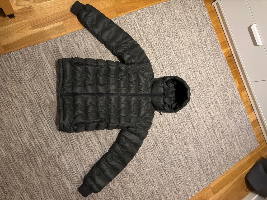 Svart pufferjacka Peak Performance strl. xs/170 - 1