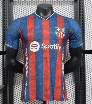 FC Barcelona randig fotbollströja - Snygg FC Barcelona fotbollströja med breda blå och röda ränder, klubbmärke på bröstet och Spotify-logga framtill. Tröjan är kortärmad med V-ringad krage och tillverkad i lätt, ventilerande material. Perfekt för dig som vill visa ditt stöd för Barça.