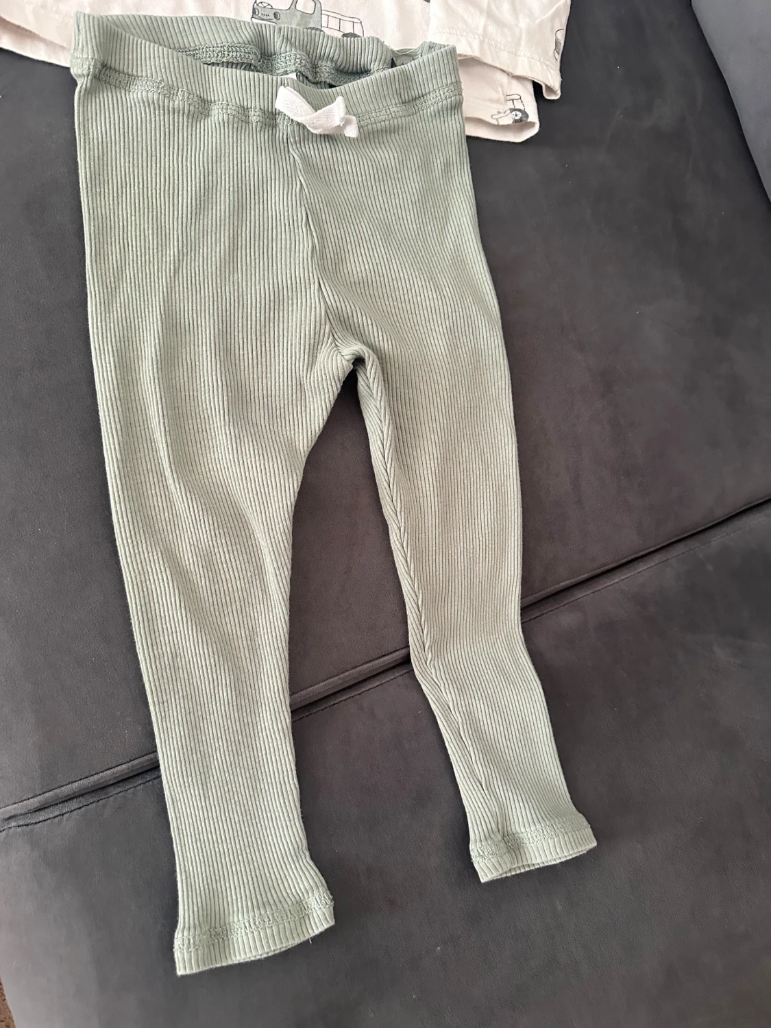 Ribbstickade gröna leggings från H&M - 1