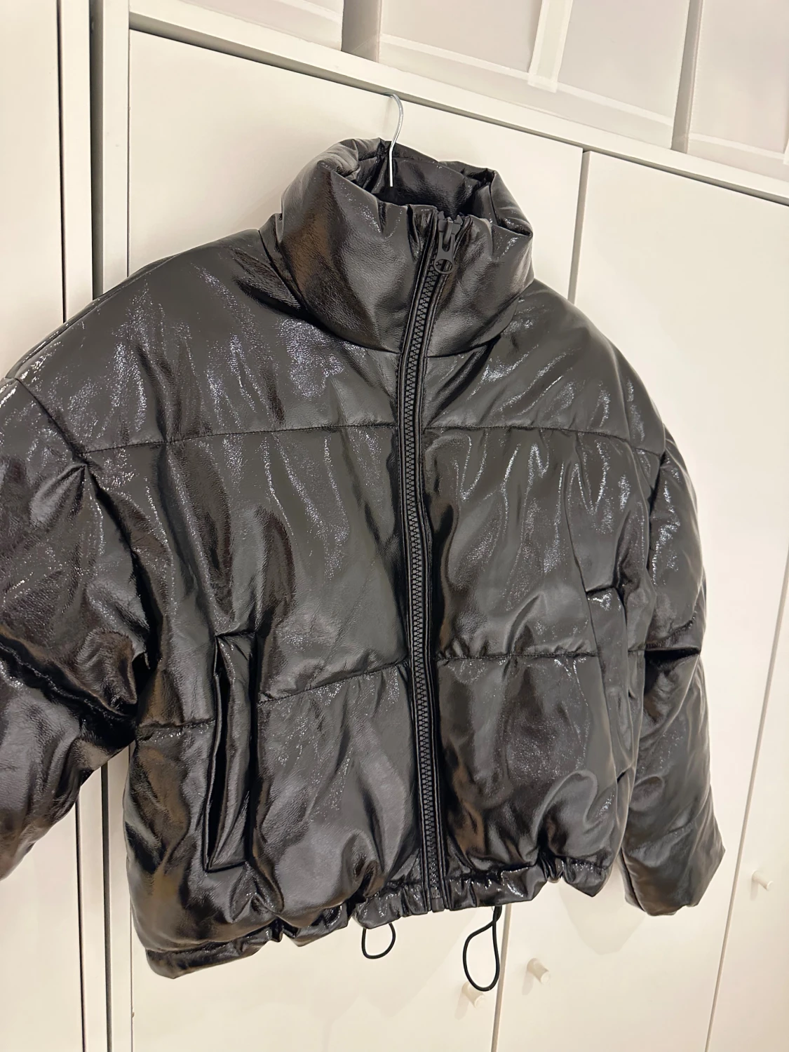 Svart glansig pufferjacka med dragkedja