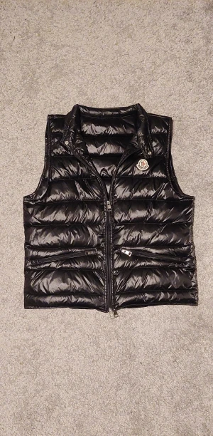 Svart Moncler Gui Väst  - Svart Moncler gui väst || Storlek 1/S || NFC funkar 