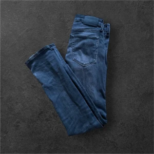 Svarta Slim Glenn jeans 30/32 - Säljer ett par svarta Slim Glenn jeans från Jack & Jones i storlek 30/32 | skick 9/10✅| skriv vid frågor eller funderingar!