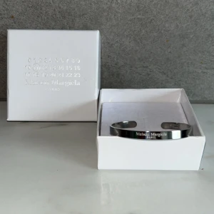 Maison Margiela armband - Silver armband från maison margiela. 10/10 Skick. Box ingår, pris ej ristat i sten