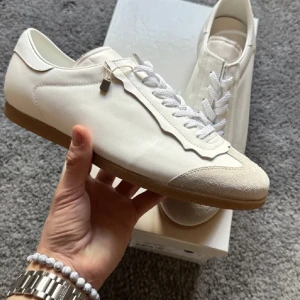 Maison margiela feather light white leather skor - Maison margiela feather light white leather ✅ Skick: 10/10, helt nya med box och dustbag ✅ Nypris: 7 tusen, mitt pris endast 2469 ✅ Storlek: 42✅ Skickas samma dag som köp ✅