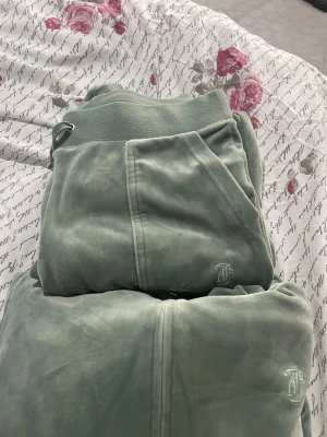Grön Juicy Couture - Säljer mina gröna juciy couture. Knappt använda, storlek S