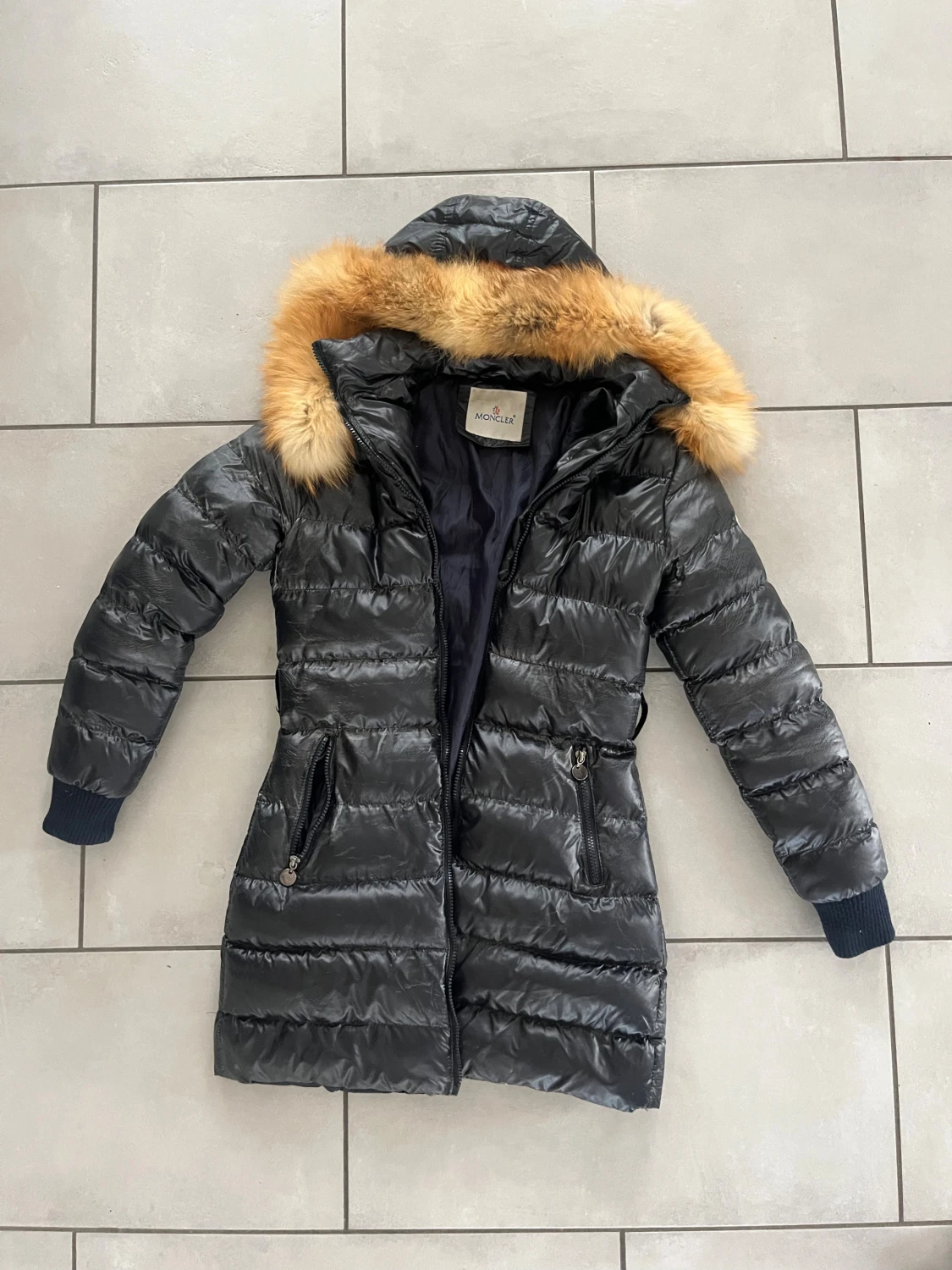 Svart Moncler dunjacka med päls