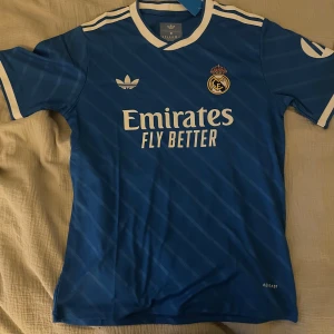 Real Madrid tröja - Real Madrids tvärfeta bortatröja för 2025/26🔵⚪️ Helt nyskick med prislappen kvar                        Storlek: M