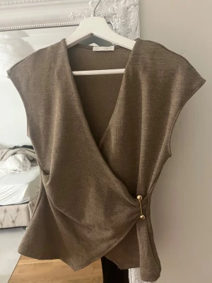 Brun omlottopp med gulddetalj - Super fin