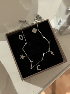 Silverhalsband med berlocker från Edblad  - Supersnyggt silverhalsband med berlocker från Edblad. Jättefint skick, säljer då jag har guldsmycken och därför har detta knappt kommit till användning.❣️Nypris runt 499kr🤩