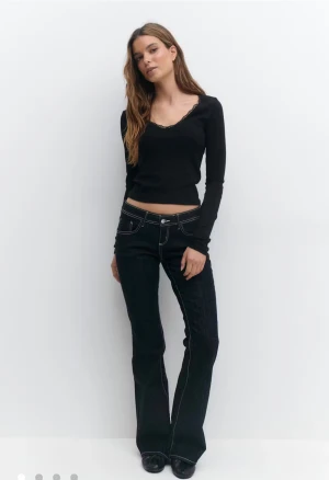 Bootcut jeans med kontrastsömmar - Snygga mörkblå bootcut jeans från Gina Tricot med tydliga vita kontrastsömmar och klassisk femficksdesign. Lågmidjade med en figurnära passform upptill och utsvängda ben. Supersnygga jeans men säljer då de tyvärr är lite korta på mig :) Nypris 399kr. 🌸✨