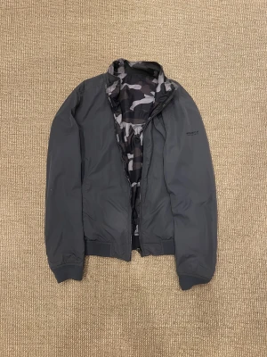 Woolrich vändbar jacka - - Woolrich vändbar jacka - Grå och Camoflauge färg - Storlek M sitter som S - Skick 9/10 - inget og - killen på bilden är 180 och väger 72 kg