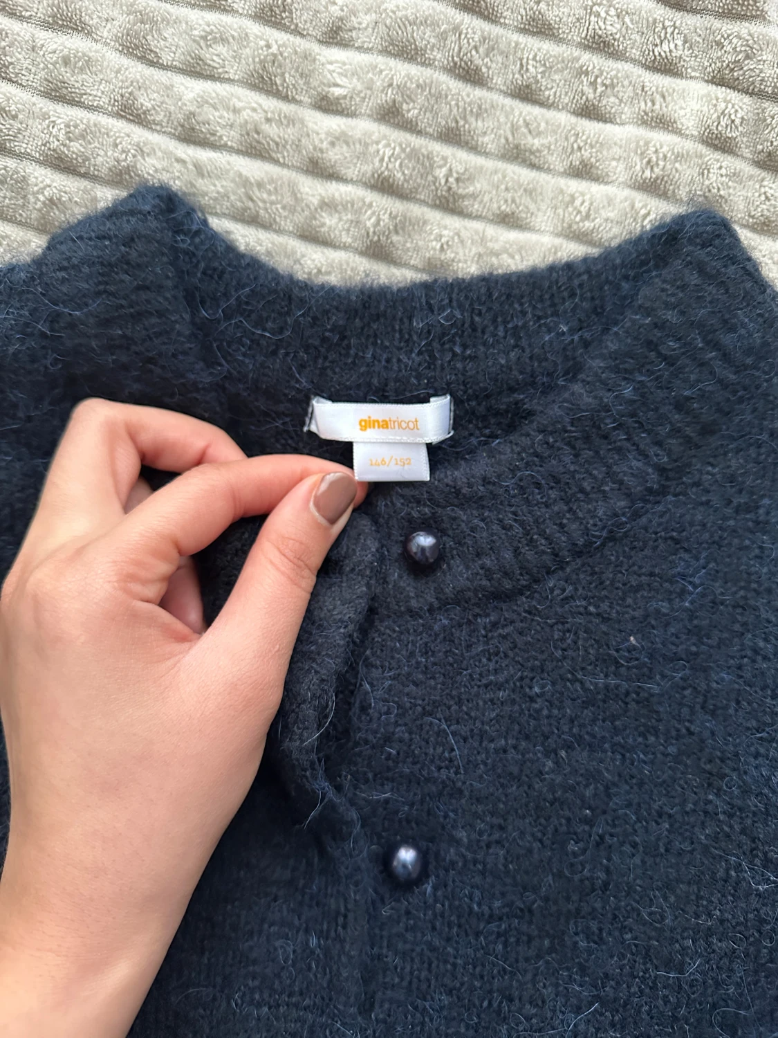 Mörkblå stickad kofta - Gina Tricot - 1
