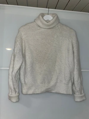 Vit Fluffig Polotröja - Supermjuk och fluffig vit polotröja från H&M i storlek XS (dock rätt stor i storleken). Tröjan har en polokrage och är en perfekt höst/vintertröja för de kallare dagarna☺️