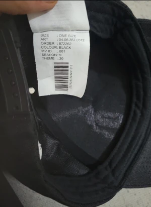 Svart keps från IQ Since 98 - Snygg svart keps från IQ Since 98 med broderad logga framtill. Klassisk böjd skärm och justerbar snapback baktill. Tillverkad i ett slätt, tåligt material som ger en clean look. Perfekt accessoar för en stilren streetwear-outfit.