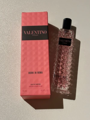 Valentino Donna Born in Roma 15ml - Valentino Donna Born in Roma Eau de Parfum, 15 ml. Perfekt storlek för att ta med i väskan. Snygg design och trendig look som passar dig som vill sticka ut.