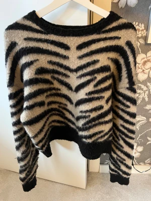 Stickad tröja med mönster  - Jättefin tröja fårn na-kd med mönster, använd max 1 gång och är i topp skick! Storlek M men skulle även säga att den passar S också