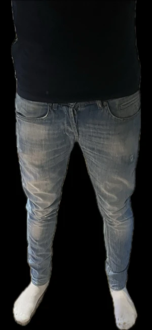 Dondup George jeans  - Ett par Dondup George jeans i topp skick. Perfekt nu till vintern. Modellen är 187 o väger 73. Om det är något du undrar över så är det bara att fråga 🙋 