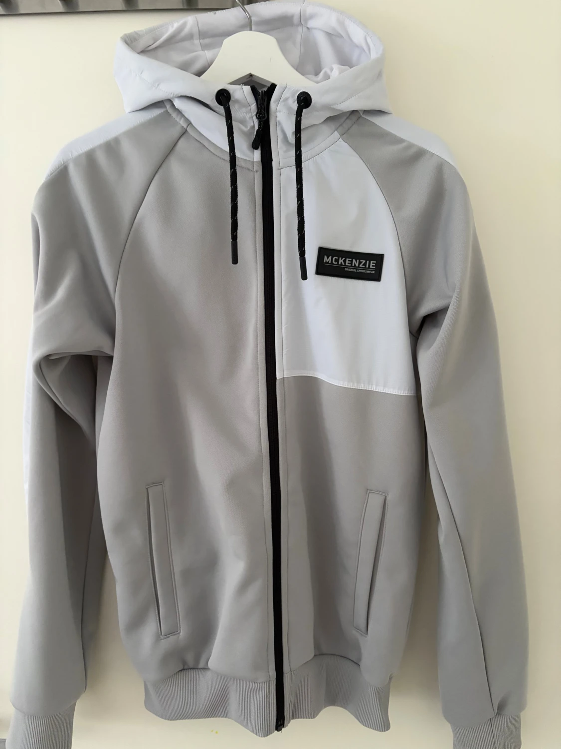 Ljusgrå vindjacka från McKenzie