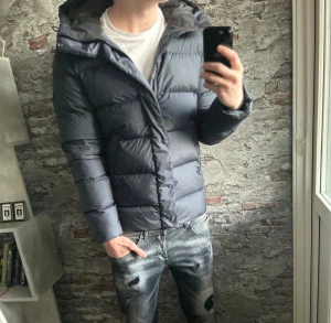 J.lindeberg jacka - Mycket fint skick, inga defekter. Storlek 48/S passar dig som är mellan 175-185cm ungefär. Nypris ca 4000kr. Modellen är 185 cm, 79 kg. Självklart äkta - Kolla bara recensionerna! Passar bra nu till vintern. Skriv för mer information!🤝