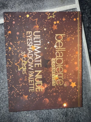 Bellápierre Ultimate Nude Eyeshadow Palette - Säljer en Bellápierre Ultimate Nude Eyeshadow Palette med 35 olika färger. Paletten innehåller både matta och skimrande nyanser i nude, brunt, guld, rosa, lila, blått och koppar. Perfekt för att skapa allt från naturliga till mer kreativa ögonlooks. Kommer i en snygg kartong med spegel.