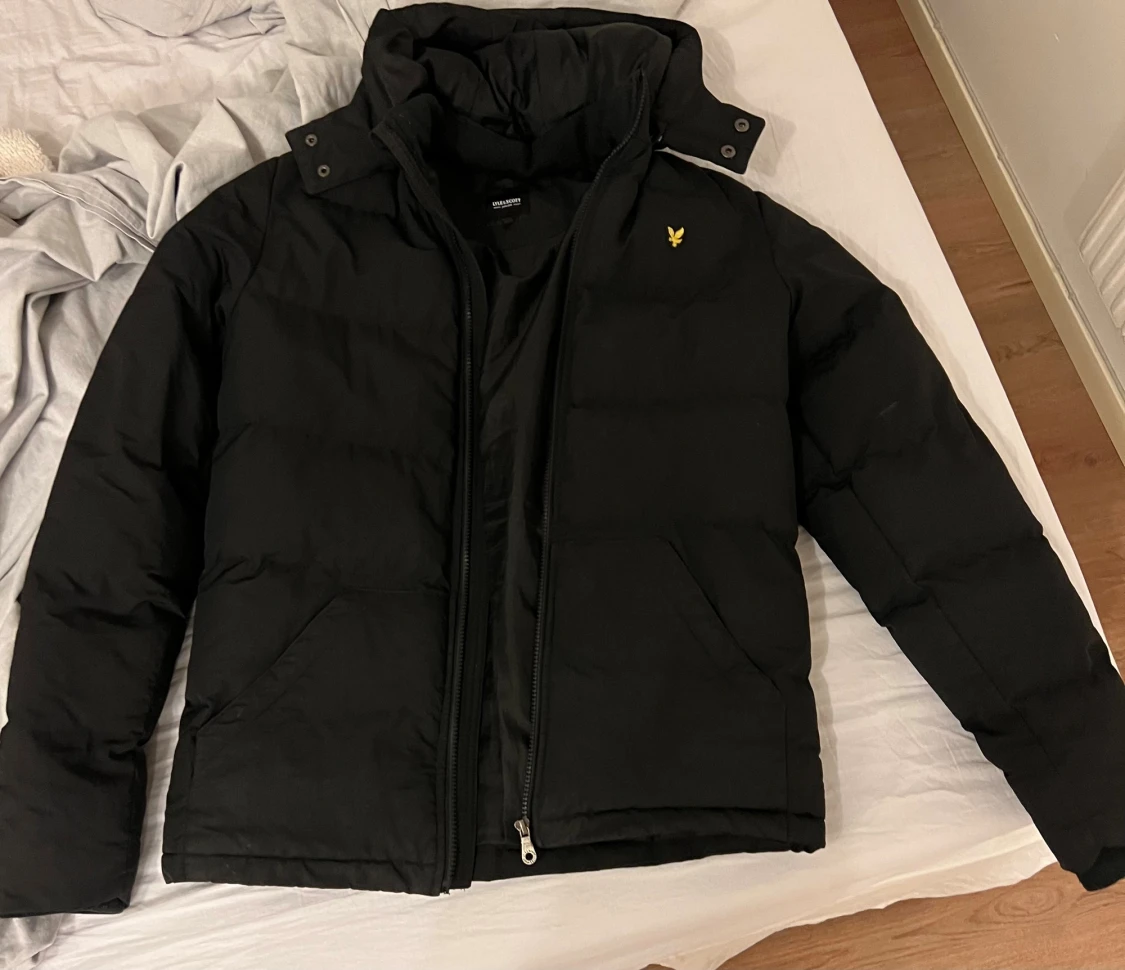 Svart pufferjacka från Lyle & Scott