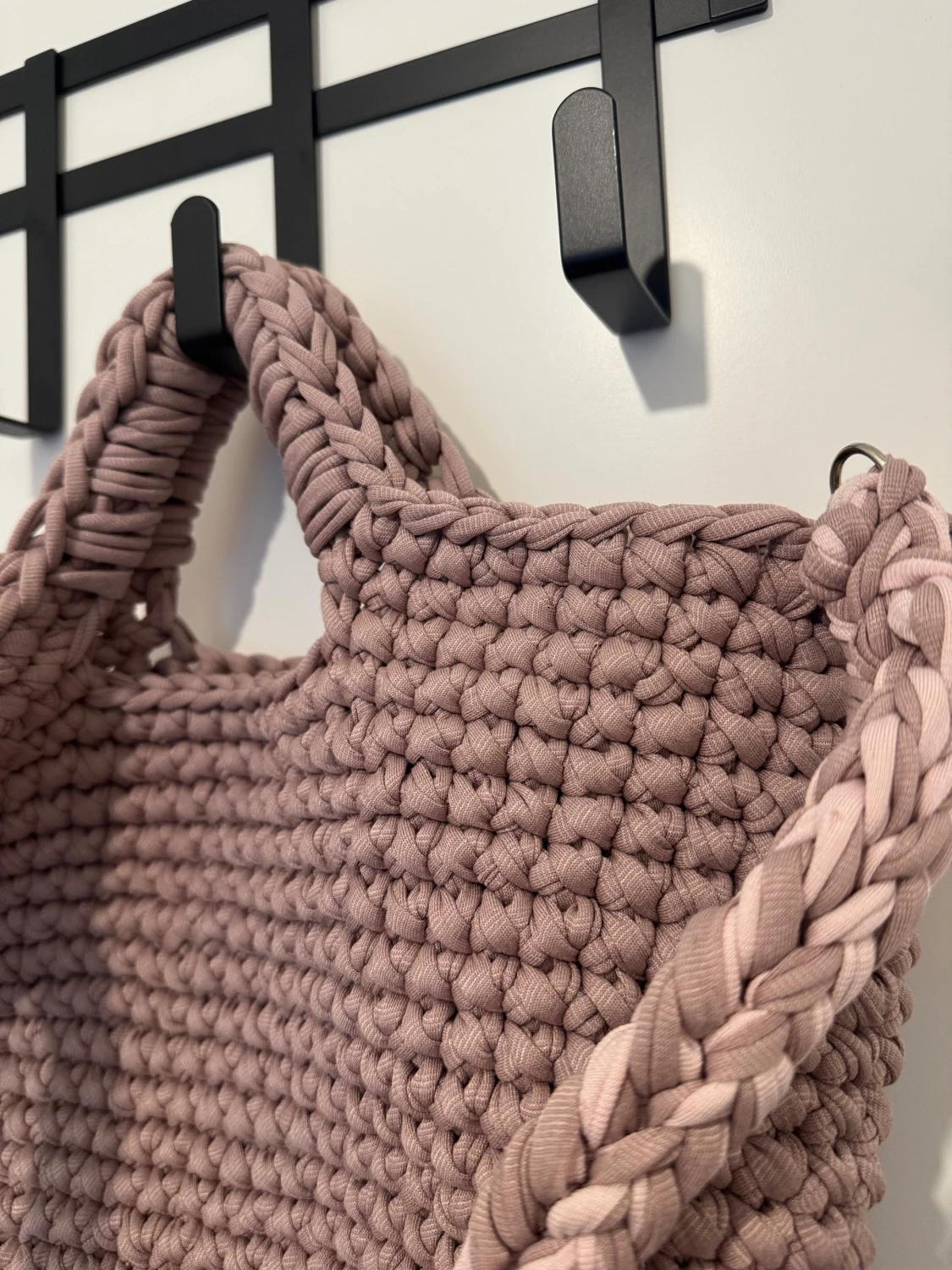 Stickad rosa axelväska med flätat handtag - 2
