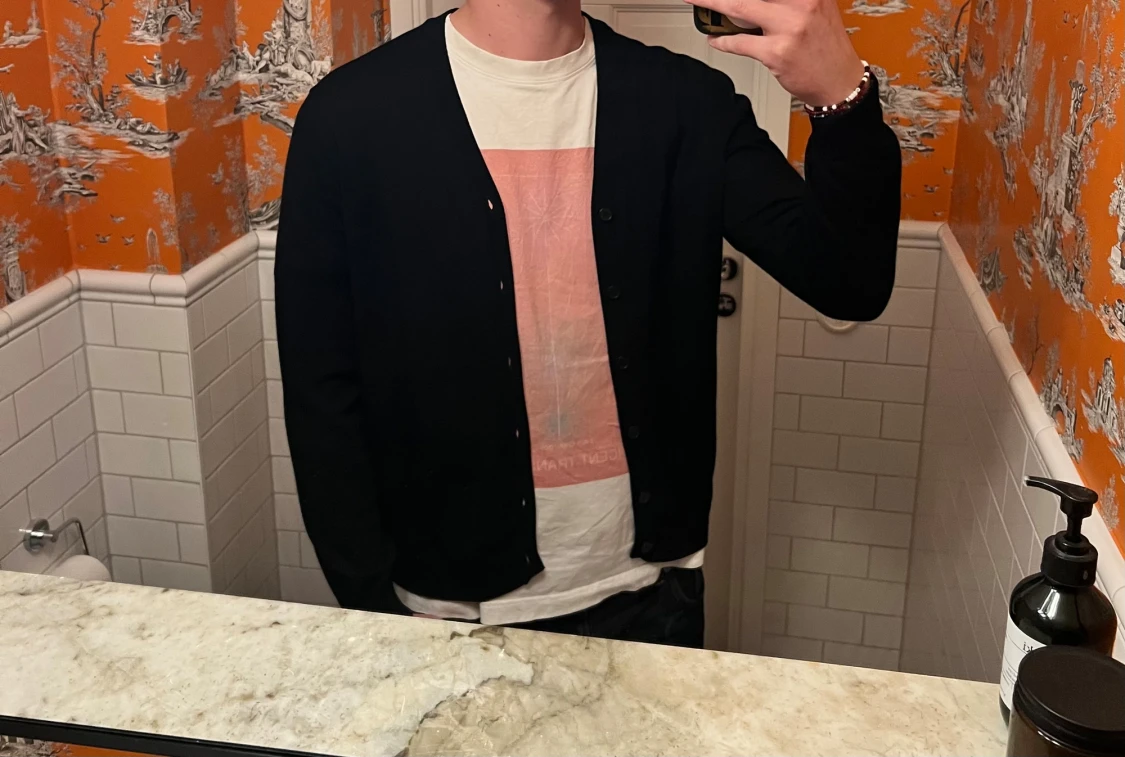 Svart kofta med knappar