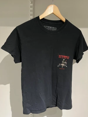 2018 Astroworld tshirt - Äkta astroworld tour tshirt från 2018! Strl S sitter tts, sjukt bra skick!