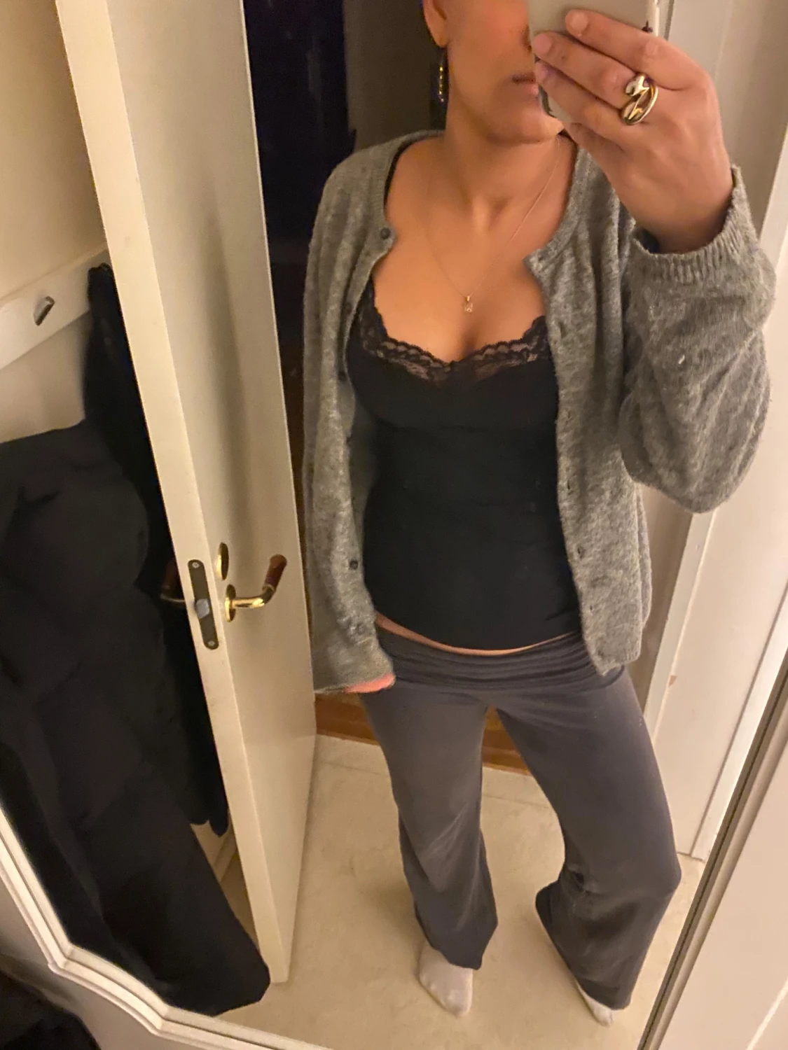 Grå kofta i mjuk stickad kvalitet