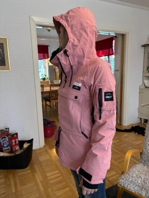 Rosa jacka från Dope XS - Säljer en snygg rosa vindjacka från Dope i storlek XS. Jackan har huva med snörning, flera dragkedjeförsedda fickor. Säljer på grund av att den är fel storlek, då jag är 168 cm och den är lite för liten för mig. Nypris ca 2100 kr