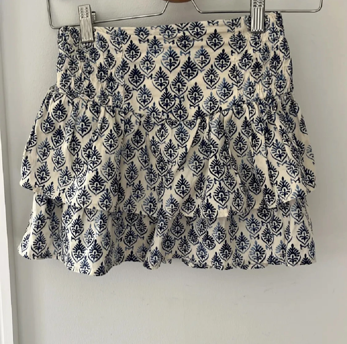 Vit och blå mönstrad kjol från Zara