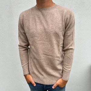 Kashmir tröja - Beige Kashmir Crewneck | Storlek M | Modellen är 177cm lång, passar lite längre | Endast använd 1 gång, därför nyskick | Hör av dig vid frågor🌟