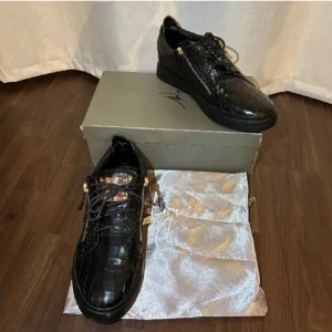 zanotti skor - Guiseppe skor, Perfekta för både vardag och fest. De är i bra kondition och kommer i originalkartong.