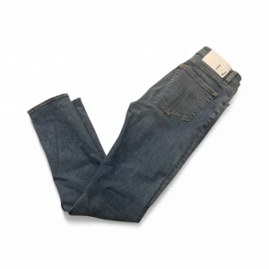 Blå jeans från Tiger of Sweden - Snygga blå jeans från Tiger of Sweden med klassisk femficksdesign. Storlek:W29 L30. Hör av er vid frågor!